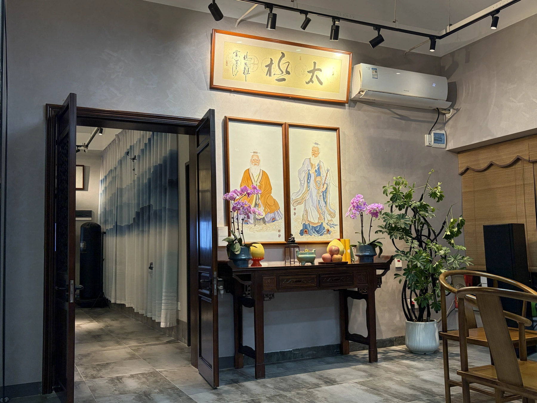 馆内太极书法、人物画、花卉与木门陈设